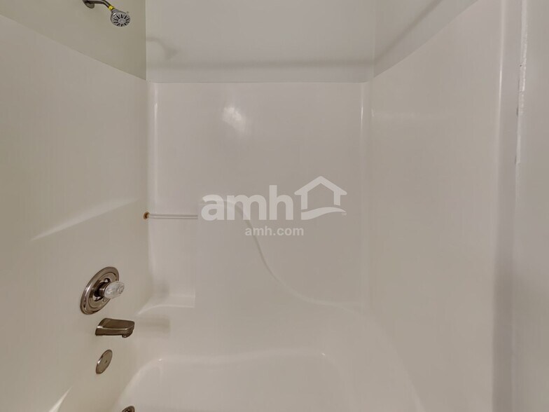 Building Photo - 1128 Eastwoods Dr