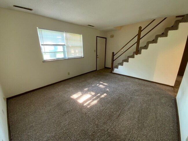 Building Photo - 560 NE Park Ln