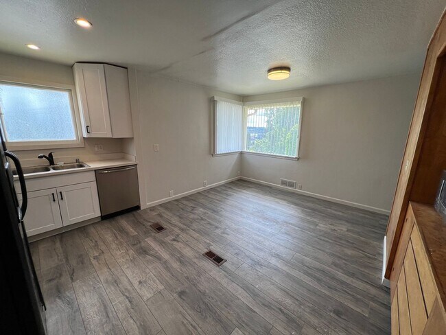 Building Photo - Bremerton Duplex