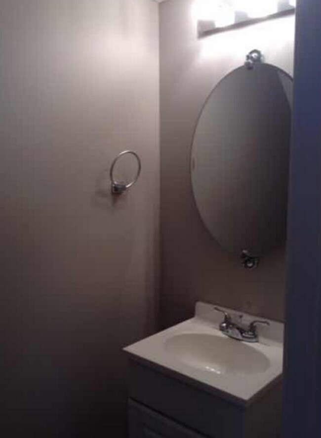Building Photo - 3 bedroom, 2.5 bath Townhome