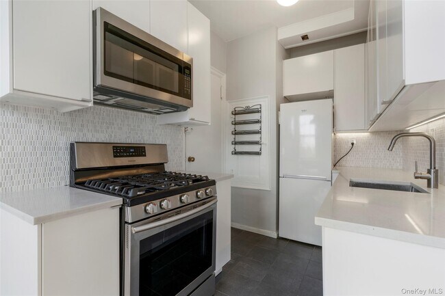 Building Photo - 14 N Chatsworth Ave