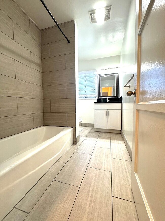 Building Photo - Top Floor Hollywood 1Bed/1Bath with Parkin...