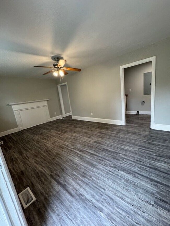 Building Photo - 3 Bedroom 1 bath  Remodeled Home