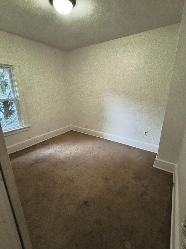 Building Photo - 1415 Kenyon Dr