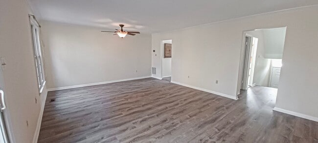 Building Photo - Very Charming 3 Bedroom And 2.5 Bathroom Townhouse With Private Deck In Country Creek