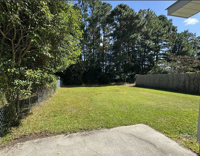 Building Photo - Nice Freshly Painted 2 Bedroom Home in Hun...