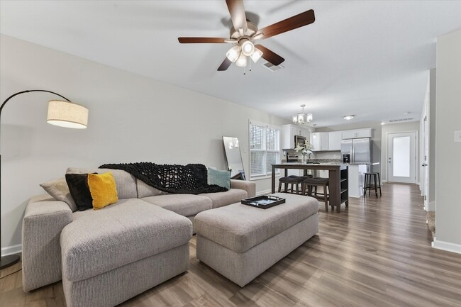 Building Photo - 409 Hillside Dr