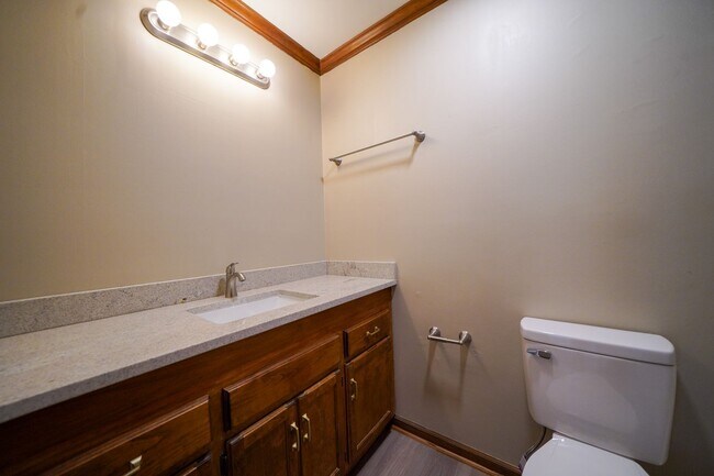 Building Photo - UNCC Area.  2 story 4 BR 2 1/2 BA Large Fe...