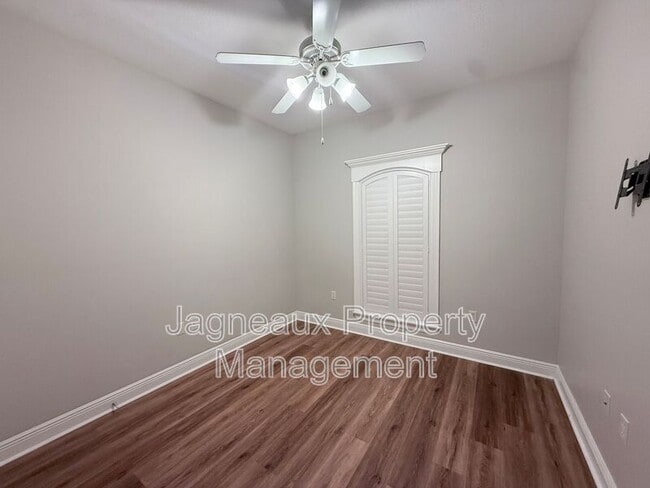 Building Photo - 2137 La Cache Dr