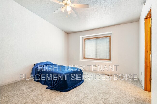 Building Photo - 2256 N Pawnee Ln