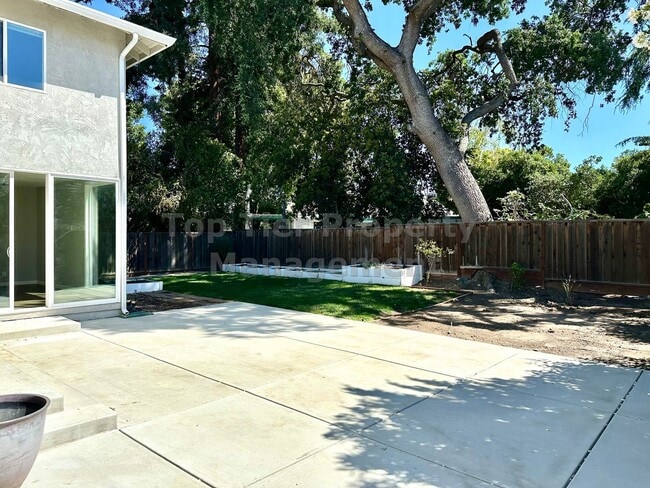 Building Photo - Beautiful and spacious 4 Bed/ 2.5 Bath/ 2,...