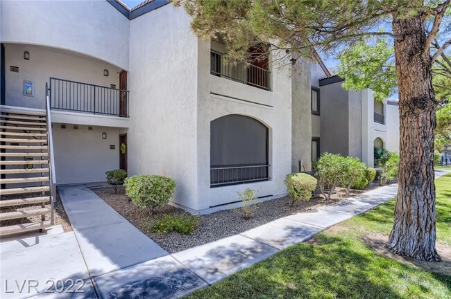Building Photo - 950 Seven Hills Dr
