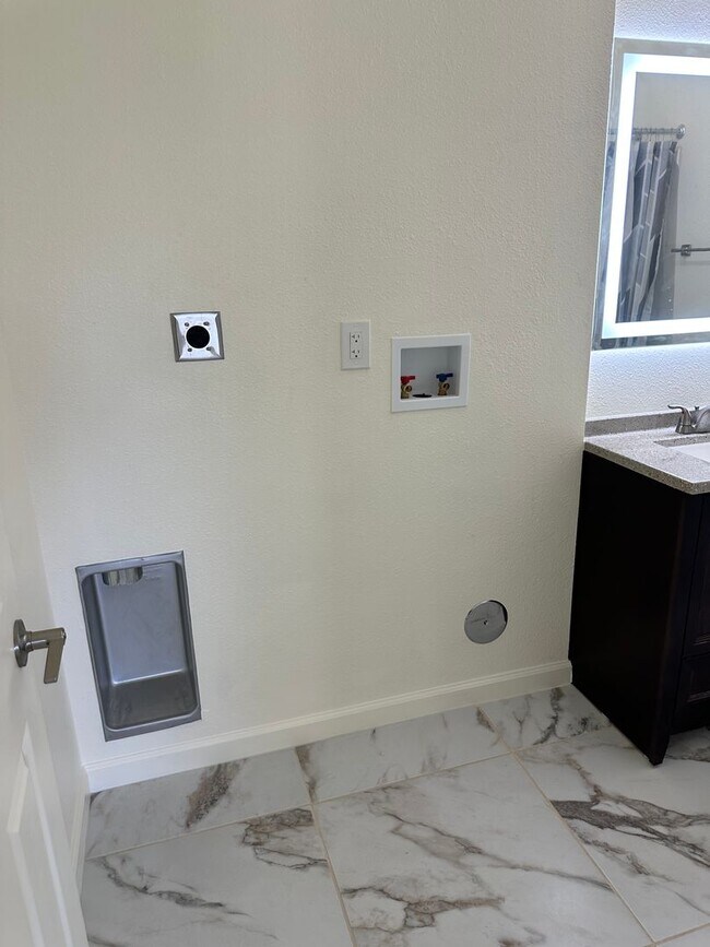 Building Photo - Beautiful Northside Los Banos Rental