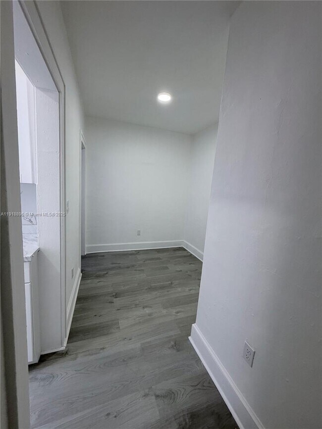 Building Photo - 1560 SW 5th St