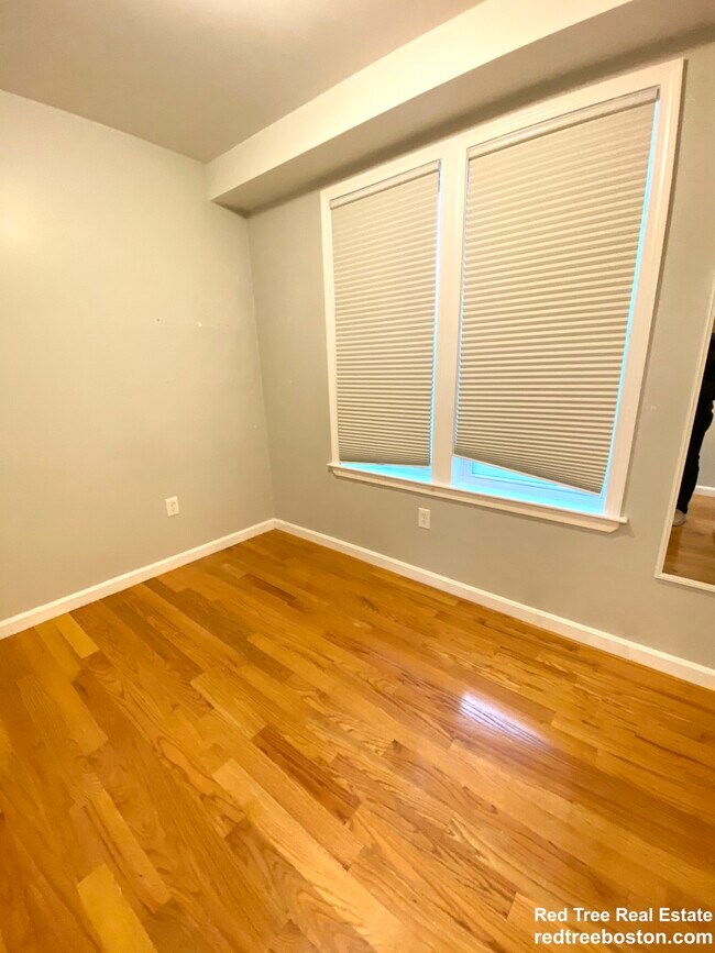 Building Photo - 669 Saratoga St