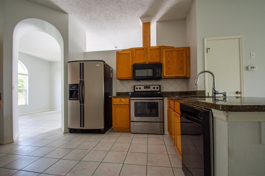 Building Photo - Available Now! 3/2 Home Near Hunter's Cree...