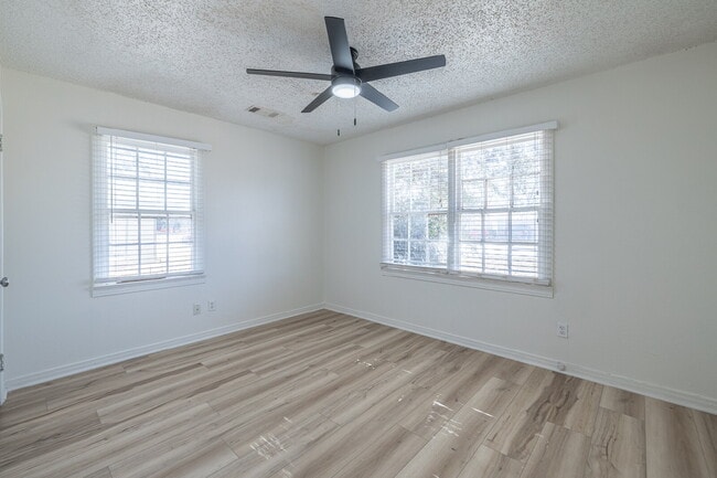 Building Photo - Beautifully Renovated 2-bedroom, 1-bathroom home!