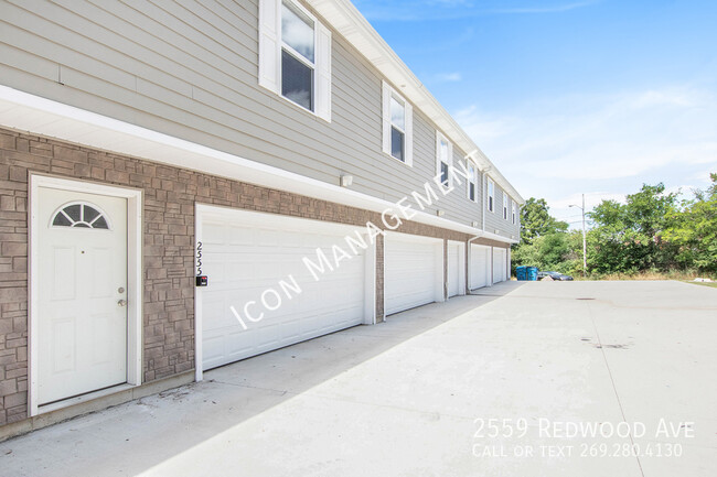 Building Photo - Garages!