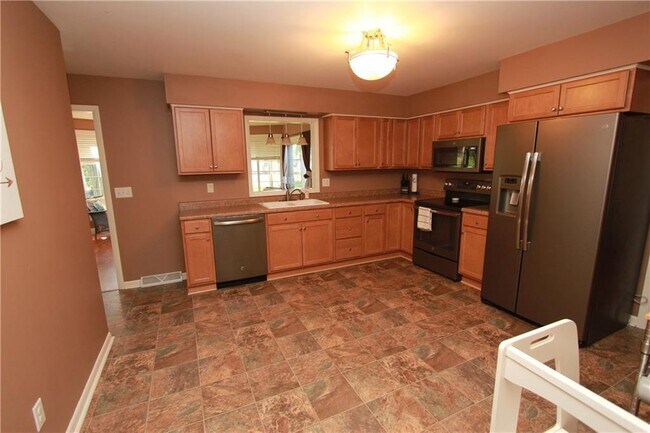 Building Photo - 4 Bedroom, 1.5 Bathroom Beautiful Home - You do not want to miss this one!