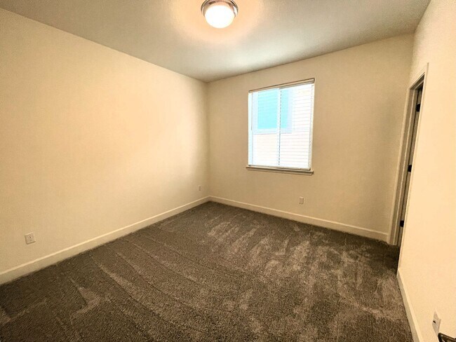 Building Photo - 5 Bedrooms Home in Russell Ranch