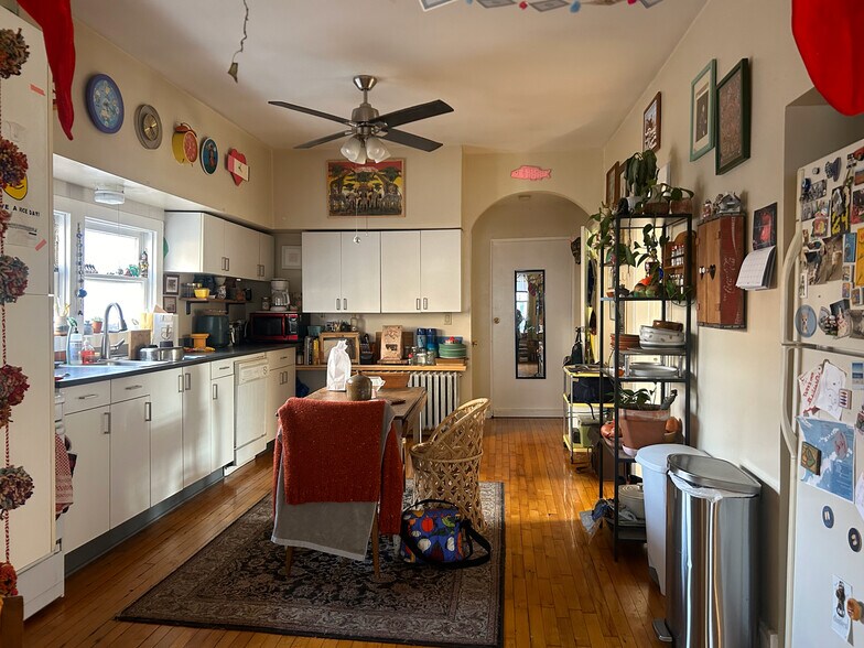 Building Photo - 2423 W Cortez St