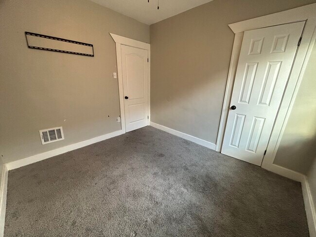 Building Photo - 2960 Kendall St