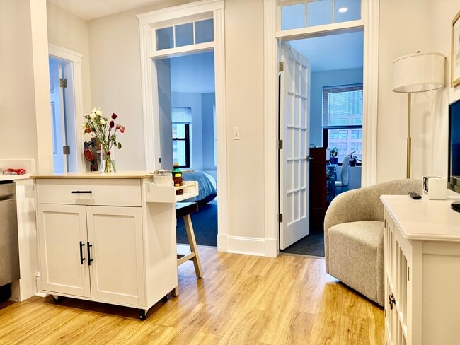 Building Photo - 829-833 Beacon Unit 5D