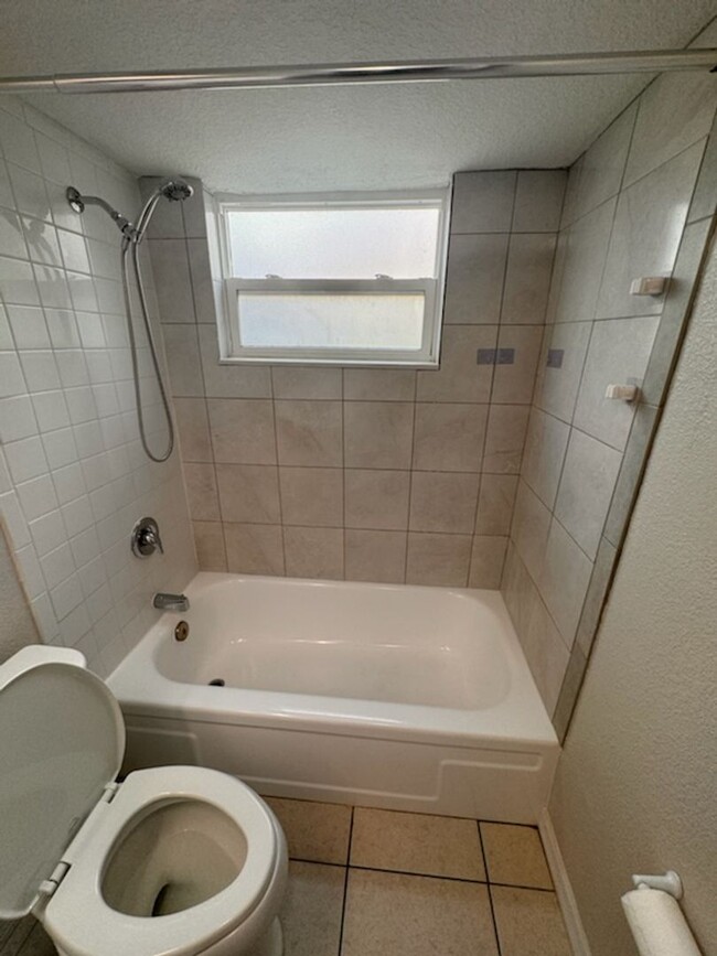 Building Photo - 2 Bedroom 1.5 Bath Clean & Cozy Home for Rent