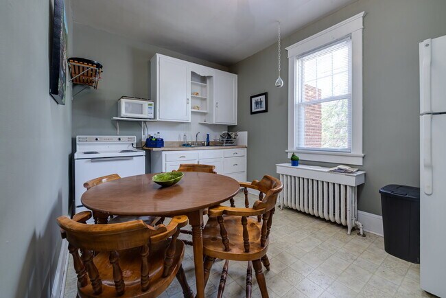Building Photo - One bedroom downtown living with utilities included!