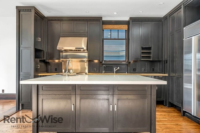 Building Photo - 1167 Green St