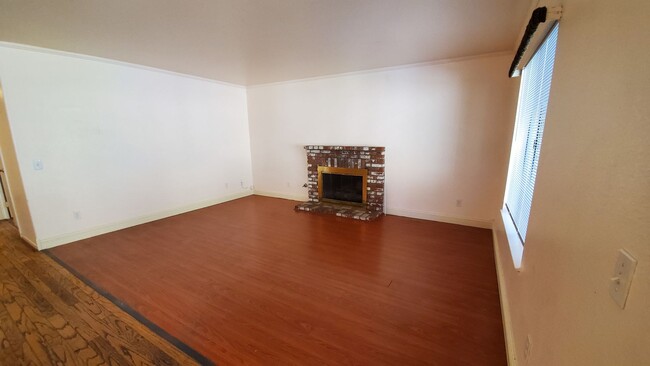 Building Photo - ( ( ( BEAUTIFUL 4 BEDROOM 3 BATH HOUSE!!! ...