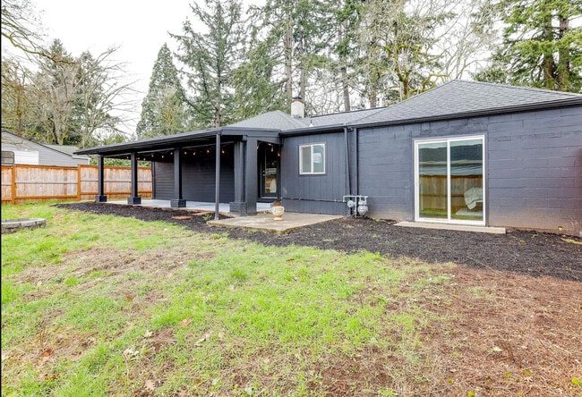 Building Photo - 14004 SE River Rd