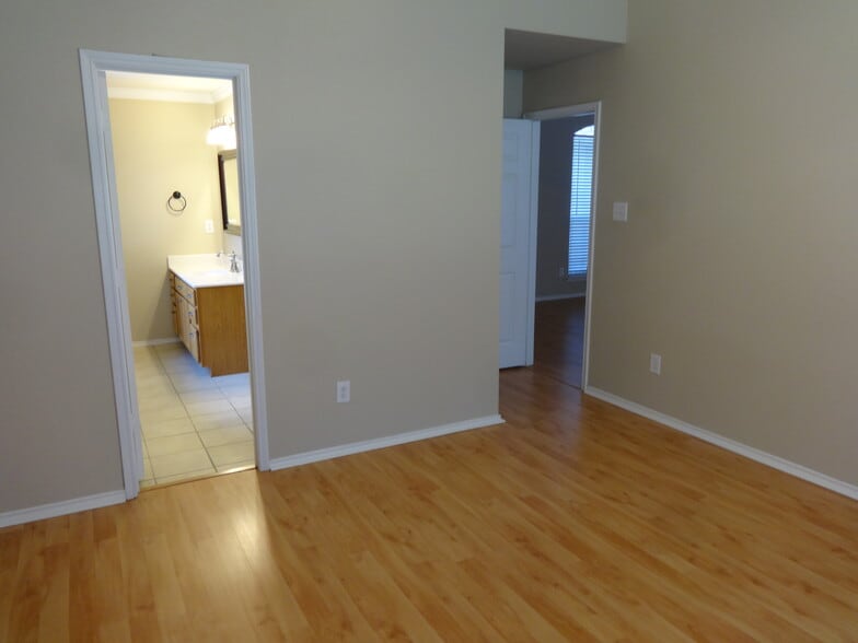 Building Photo - 1909 Wahoo Dr