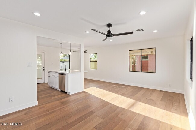 Building Photo - 9042 N 3rd Ave