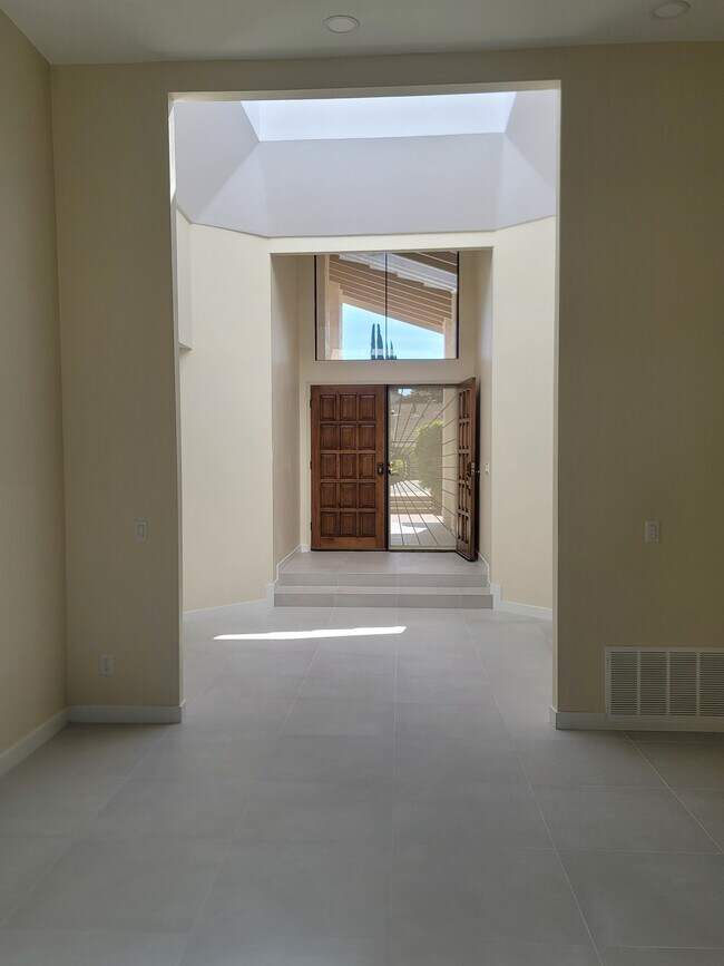 Building Photo - 462 Avenida Adobe