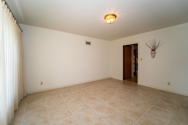 Building Photo - Davis Shore 4/2 Single Family Home