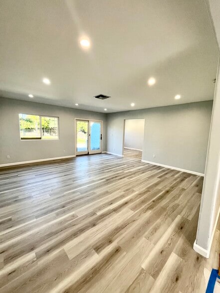 Living room - 15853 Stare St