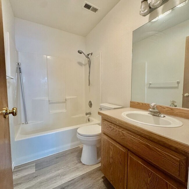 Building Photo - 522 W Summit Ave