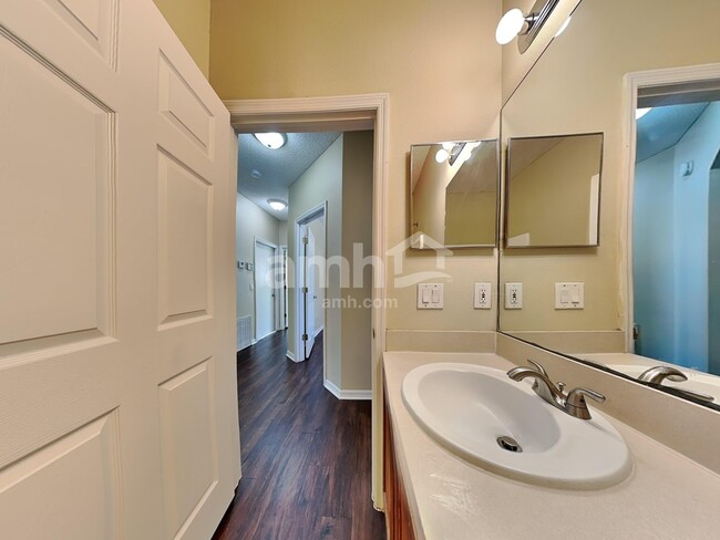 Building Photo - 990 Riviera Point Dr