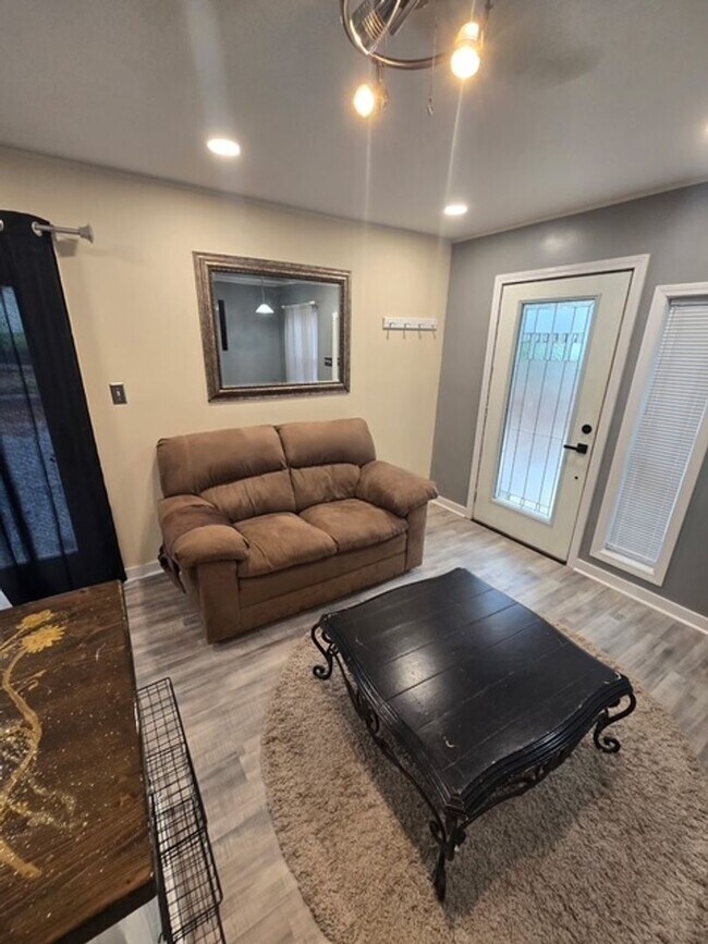Building Photo - Maryville 37804 - Brand New 1 bedroom, 1 bath in the Heart of Maryville - Contact Troy Adams (865...