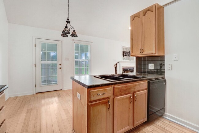 Building Photo - 205 Wingspread Dr