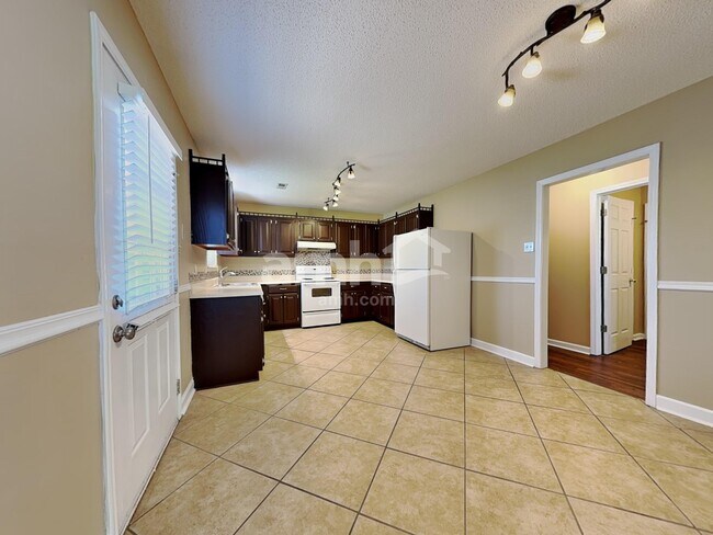 Building Photo - 2524 Cinema Dr