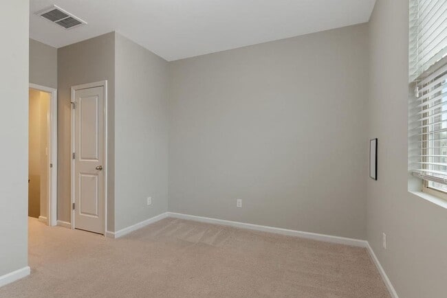 Building Photo - End Unit Townhome Available in Apex!
