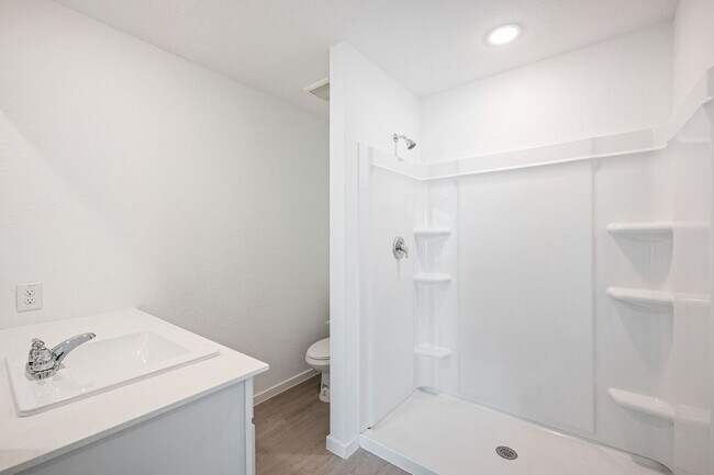 Building Photo - 606 W Cypress St