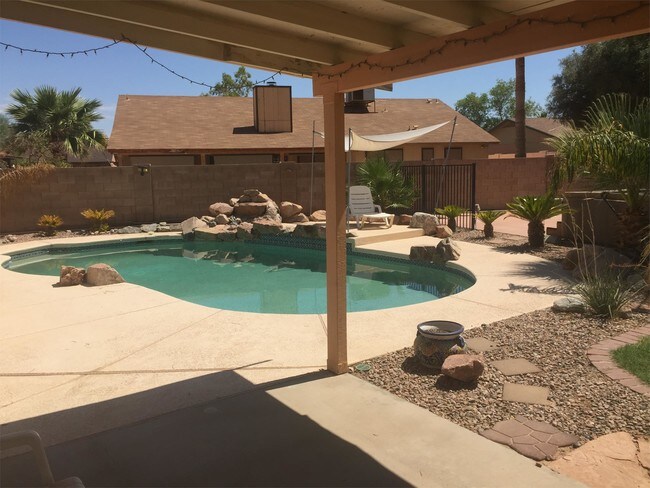 Building Photo - 465 E Providence Dr