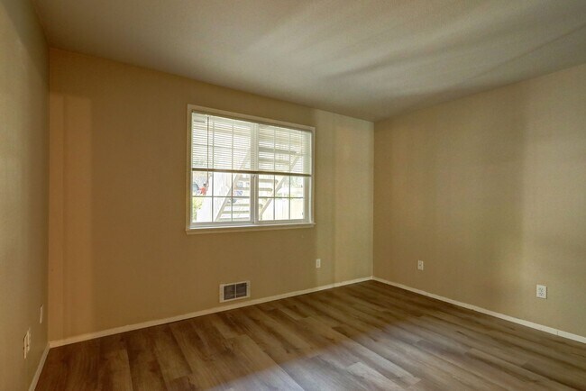 Building Photo - 2 Bedroom Ground Floor Condo in the Heart of Woodinville!