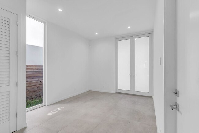 Building Photo - This beautiful new townhome  or rentoffers...
