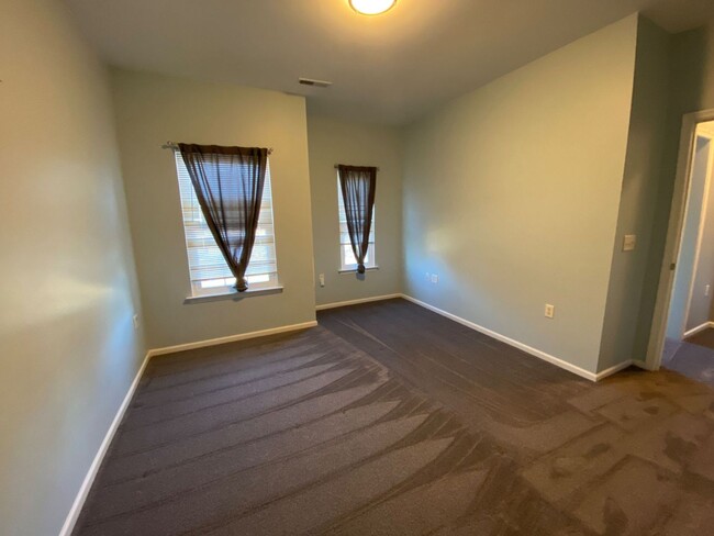 Building Photo - Rent Special Alert! Move in by 01/15 and e...