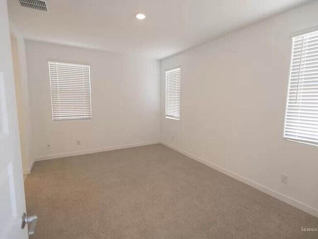 Building Photo - 9331 W Glenrosa Ave