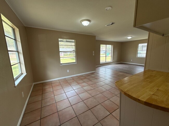 Building Photo - Country and City Side Home